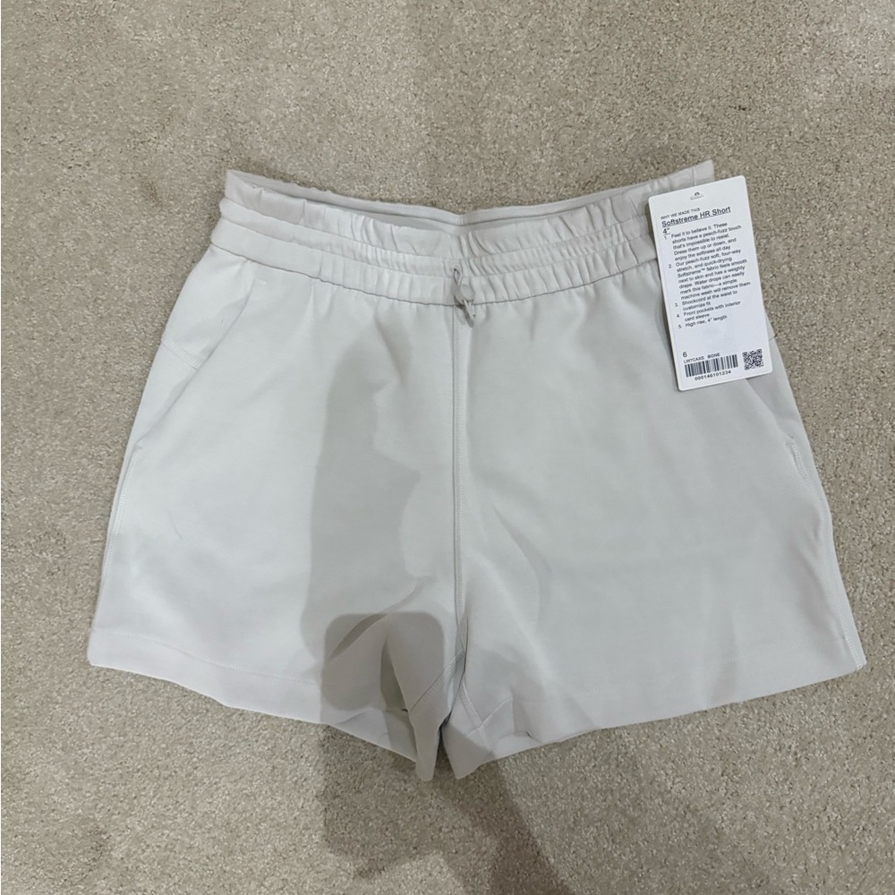 Lululemon Softstreme High-Rise Short 4" - Bone Size 6 (NEW)